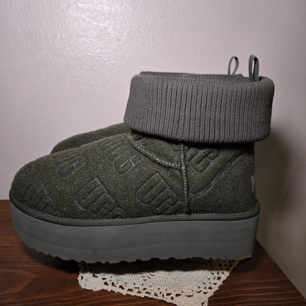 UGG Green Felt Ankle Boots embossed with the Name UGG - Picture 3 of 9